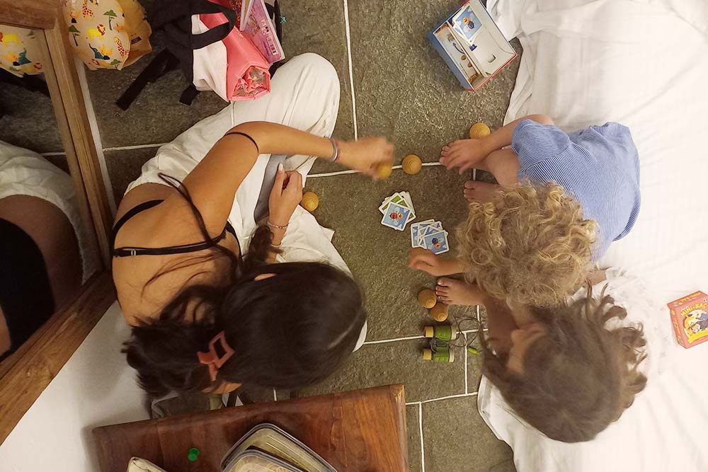 kids-playing-sifnos-babysitting